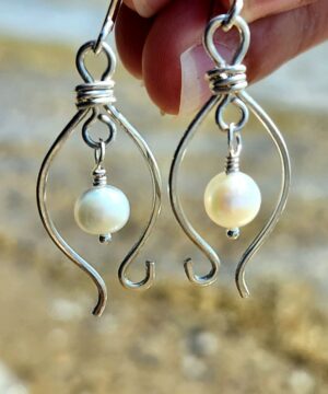 Coastal-inspired earrings in sterling silver with freshwater pearls